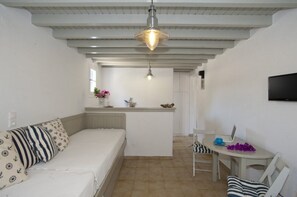 In-room safe, iron/ironing board, free cribs/infant beds, free WiFi - Gryparis Club Apartments (Mykonos)