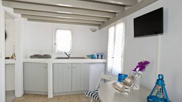 Superior Apartment (Split Level) | Private kitchenette | Fridge, stovetop, coffee/tea maker, cookware/dishes/utensils