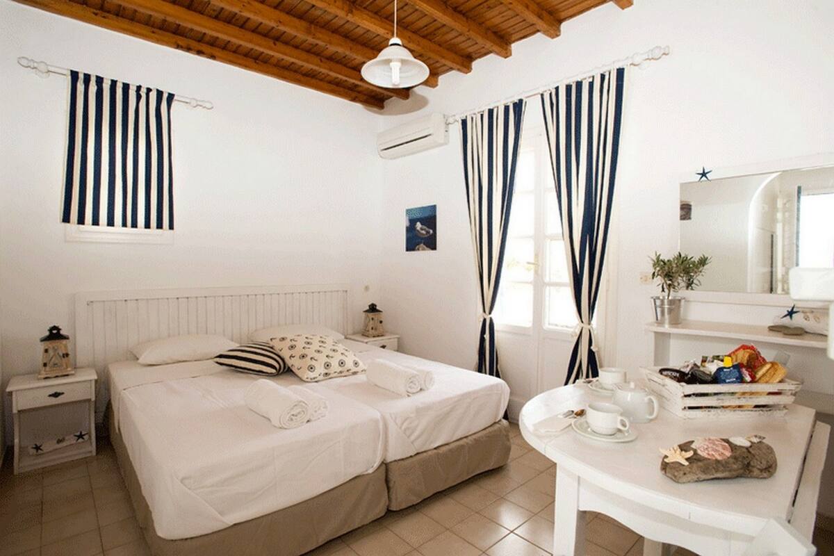 Studio | In-room safe, iron/ironing board, cribs (free), WiFi (free)