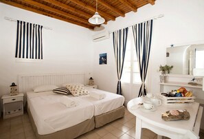 In-room safe, iron/ironing board, free cribs/infant beds, free WiFi - Gryparis Club Apartments (Mykonos)