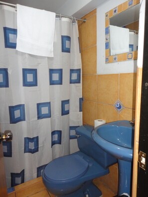 Appartement, 3 chambres | Salle de bain | Douche, séchoir à cheveux, serviettes fournies