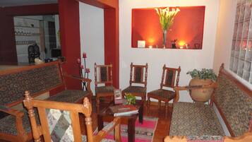 Íbúð - 3 svefnherbergi | Stofa | Flatskjársjónvarp