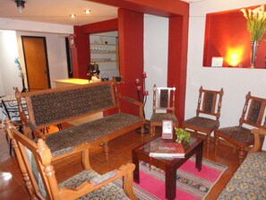 Appartement, 3 chambres | Aire de séjour | Téléviseur à écran plat