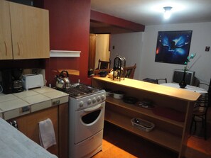 Appartement, 3 chambres | Cuisinette privée | Réfrigérateur, four à micro-ondes, un four, surface de cuisson