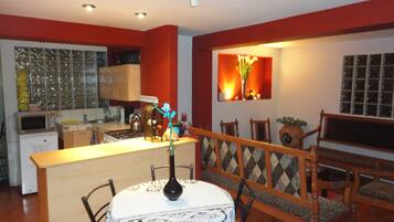 Apartment, 3 Bedrooms | In-room dining