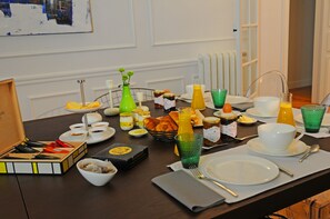 Bar (on property) - Relais 12bis B&B (Paris)