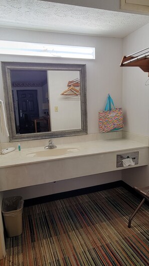 Combined shower/tub, free toiletries, towels - Imperial Lodge (Waverly)