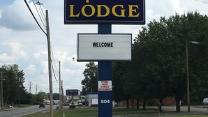Letrero de Imperial Lodge con un mensaje de bienvenida y una oferta de internet de alta velocidad gratuita.