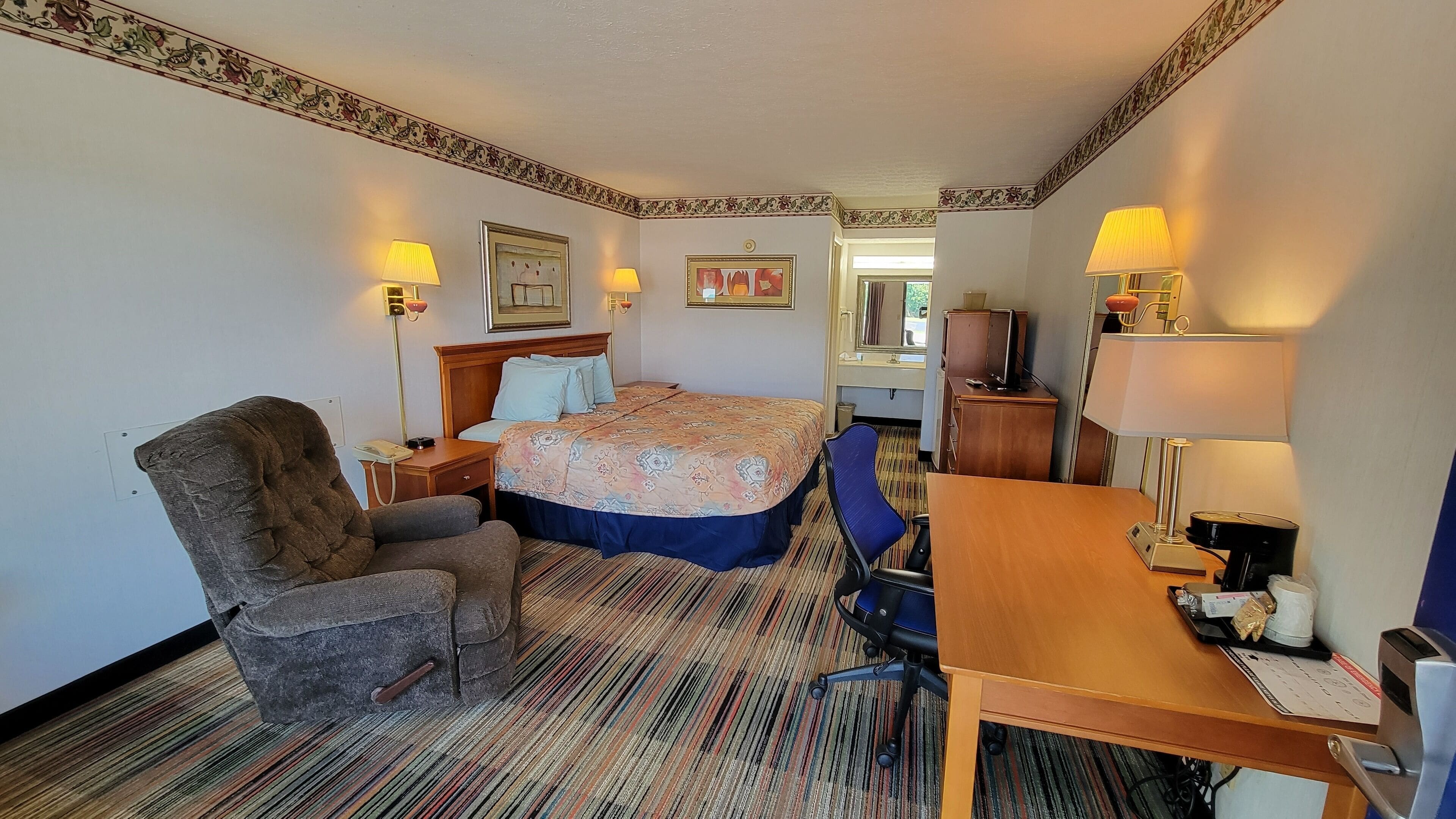 Chambre Classique, 1 très grand lit, non-fumeur, bain à remous