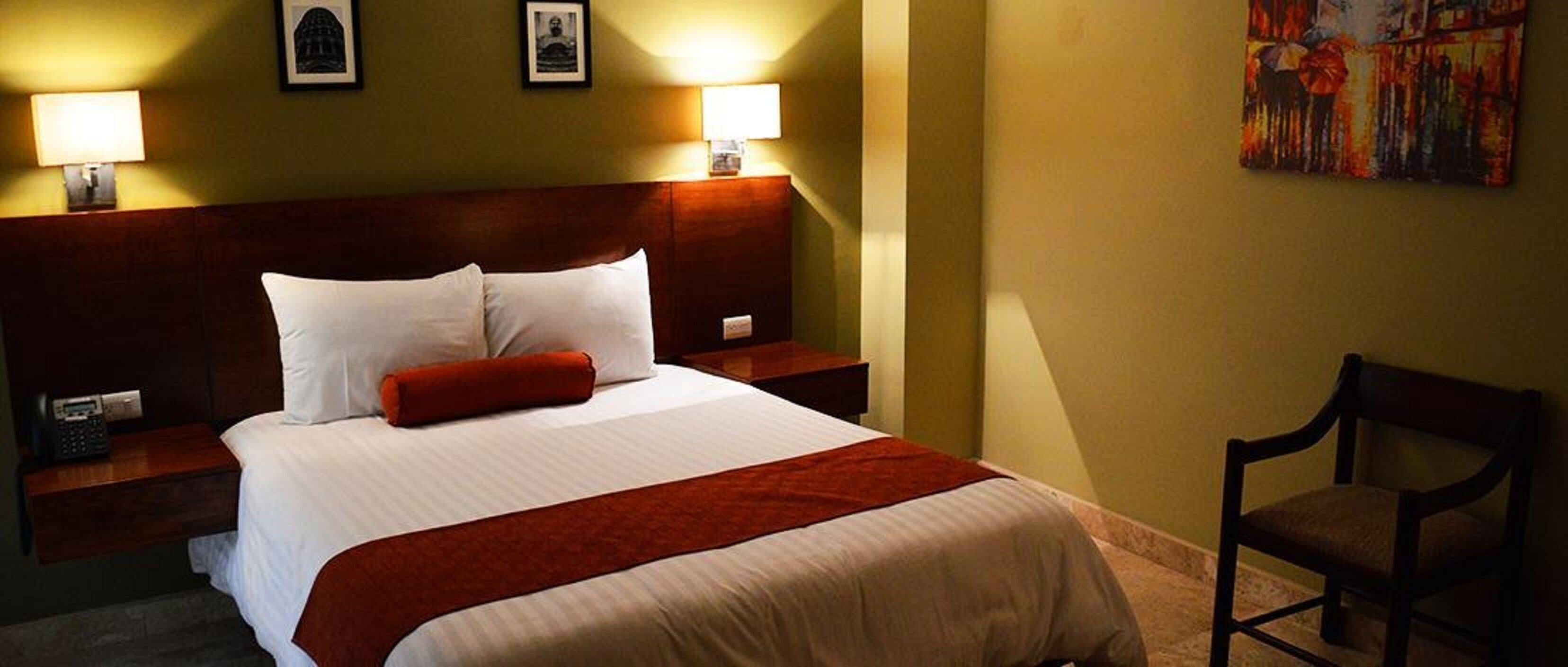 أغطية فراش متميزة ومكتب وتجهيزات عازلة للصوت ومكواة/لوح كي