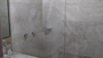Suíte | Banheiro | Chuveiro, produtos de toalete grátis, toalhas de banho, sabonete