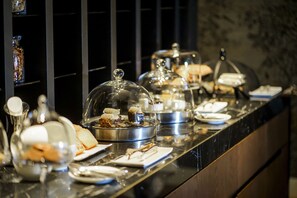 Desayuno a la carta todos los días (con cargo) 