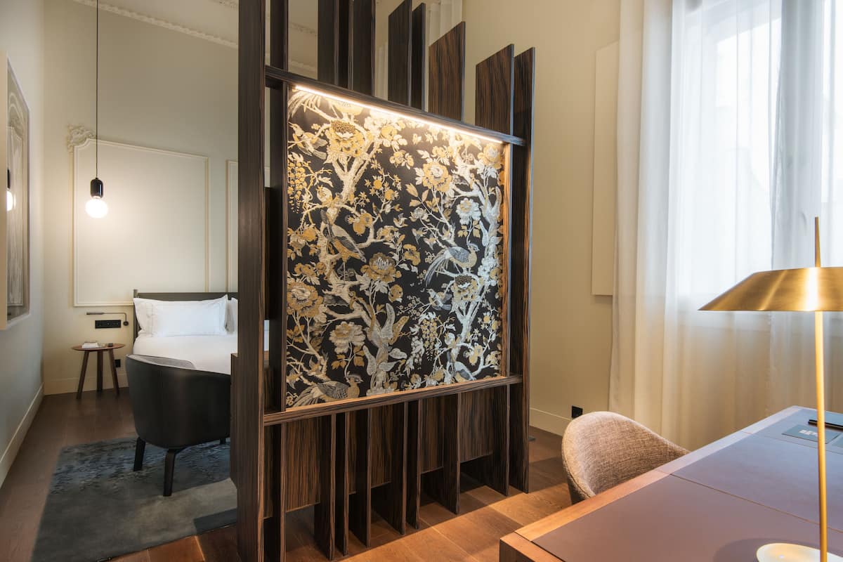 Deluxe | Premium bedding, minibar, in-room safe, individually decorated
