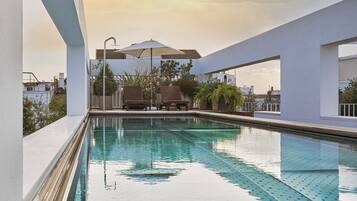 Outdoor pool, pool umbrellas, sun loungers