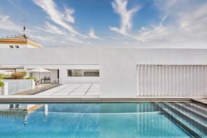 Outdoor pool, pool umbrellas, sun loungers -  Hotel Mercer Sevilla 5 GL (Seville)