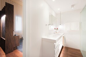 Deluxe | Baño | Amenidades de baño de diseñador, secadora de cabello, batas, pantuflas 