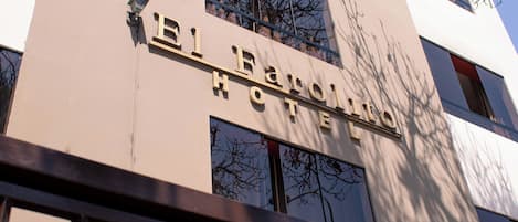 Un edificio con un letrero que dice 'El Bariloche Hotel'.