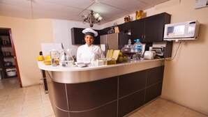 A kitchen counter with various kitchen appliances and utensils. - Hotel El Farolito (Lima)