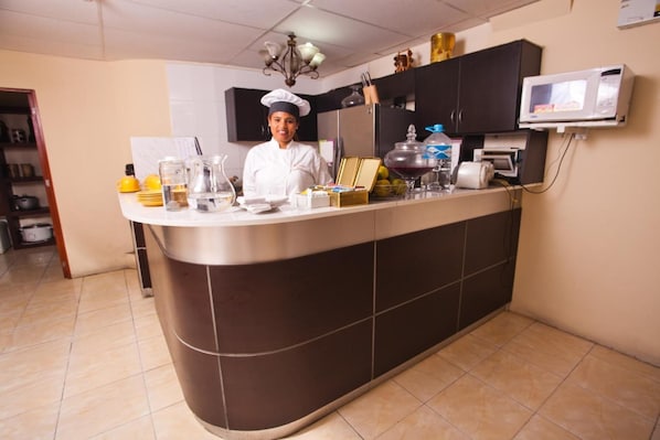 A kitchen counter with various kitchen appliances and utensils. - Hotel El Farolito (Lima)