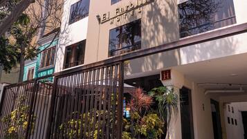 Fachada de la propiedad