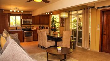 Full-sized fridge, microwave, oven, stovetop