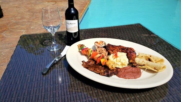 Bar (on property) - Rock Point Villas Vacations Rentals Sandy Bay, Roatan, Honduras.c.a (Roatan)