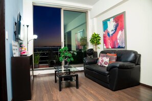 Exclusief appartement, terras, uitzicht op de stad | Woonruimte | Een 32-inch smart-tv met satellietzenders, televisie en Netflix