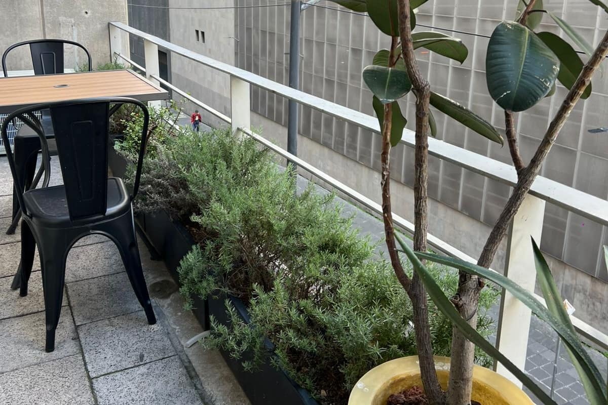 Departamento urbano, 2 habitaciones, vista a la ciudad | Terraza o patio