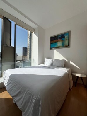 Club appartement | Luxe beddengoed, donzen dekbedden, een kluis op de kamer