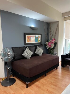 Standaard appartement, 1 slaapkamer | Woonruimte | Een 32-inch smart-tv met satellietzenders, televisie en Netflix