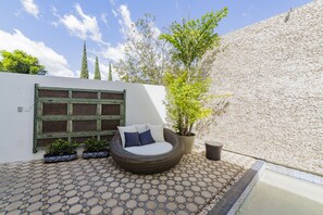 Alberca al aire libre, acceso de 08:00 a 21:00, y camastros