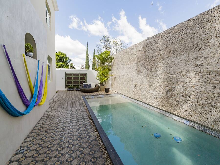 Utendørsbasseng og solsenger