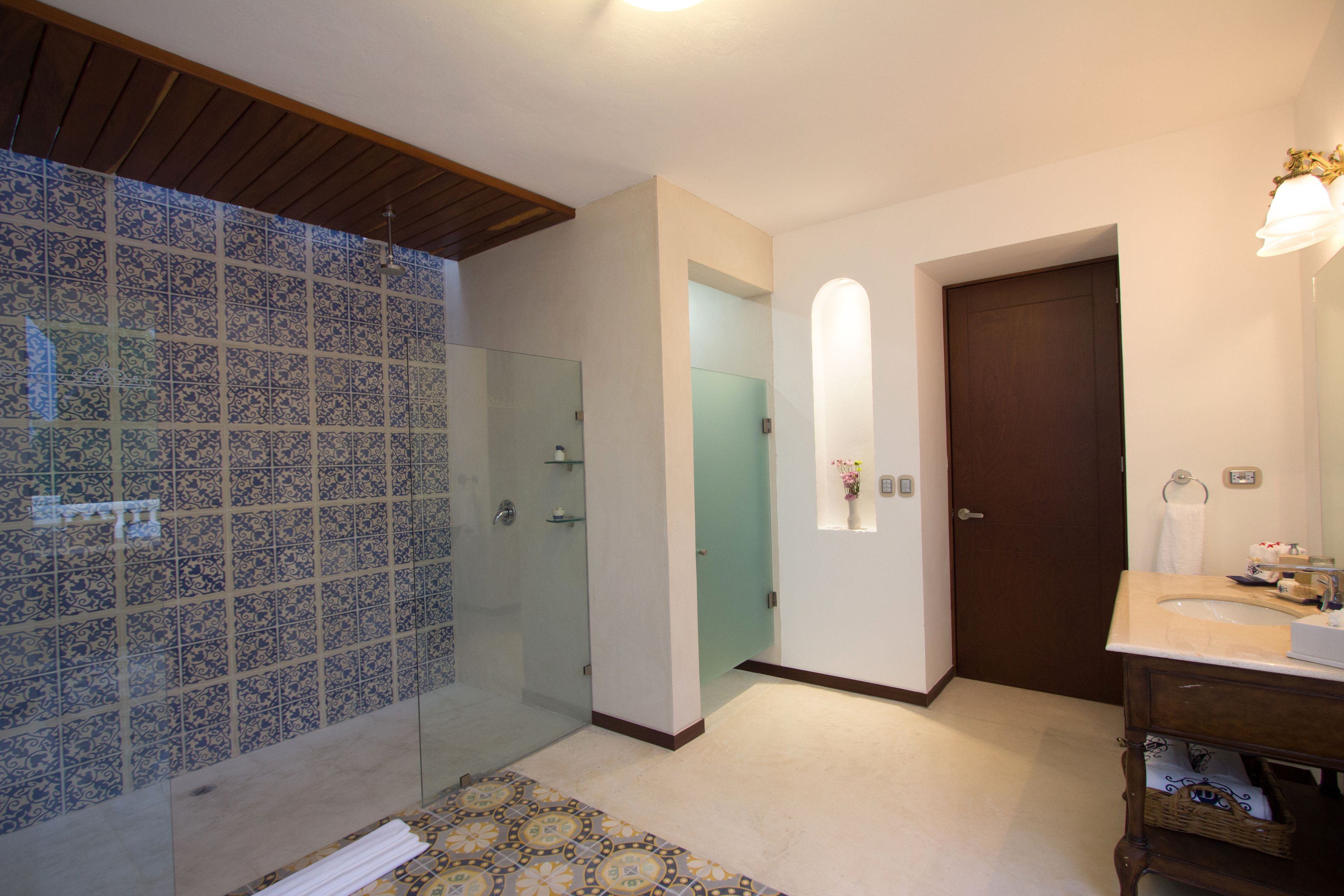 deluxe suite (private terrace) | bathroom | shower, free toiletries, hair dryer, bathrobes