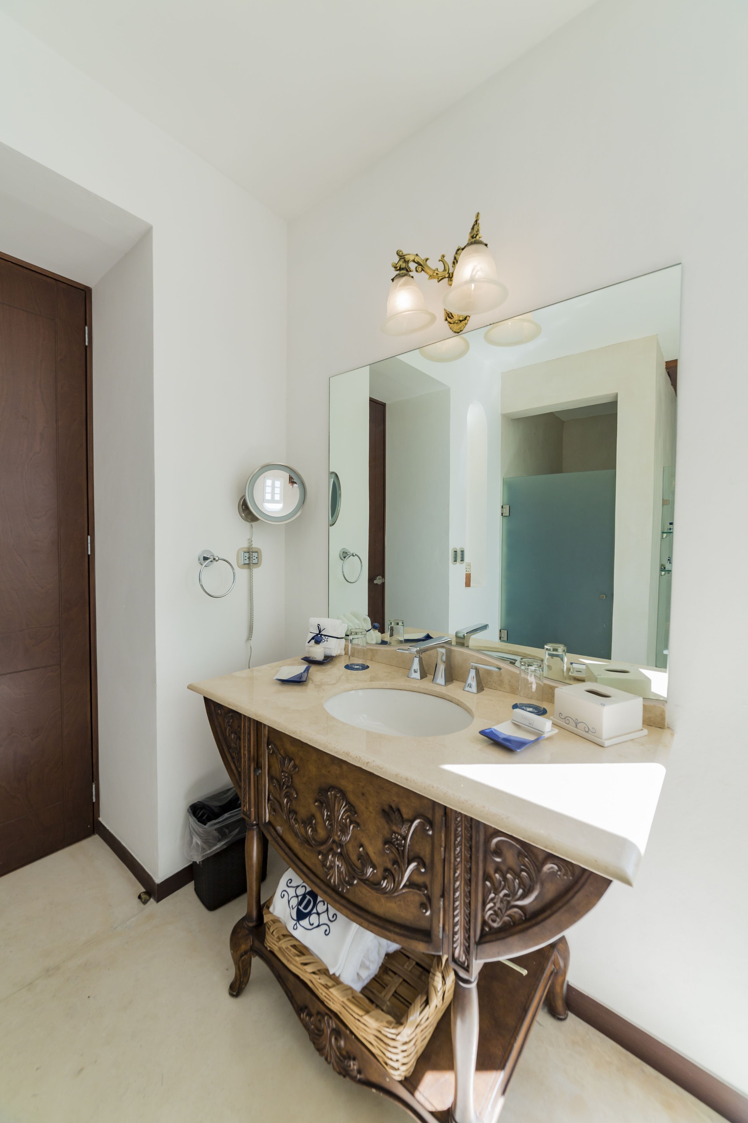 deluxe suite (private terrace) | bathroom sink