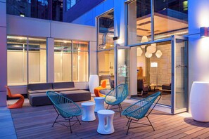 Courtyard - Aloft Long Island City - Manhattan View (Long Island City)