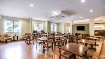 Desayuno completo gratuito y diario