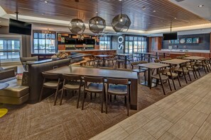 بوفيه فطور مجانًا يوميًا