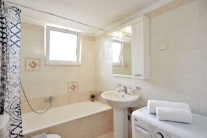 Apartment, Multiple Beds, Non Smoking | Bathroom
