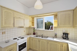 Apartment, Multiple Beds, Non Smoking | Private kitchen | Fridge, oven, stovetop, dishwasher