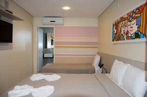 Phòng 3 | Minibar, trang trí khác biệt, bàn, màn/rèm cản sáng 