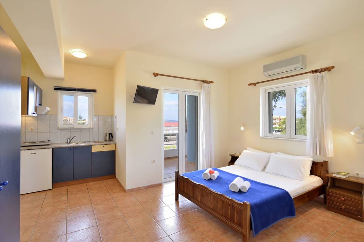Premium bedding, iron/ironing board, free cots/infant beds, free WiFi