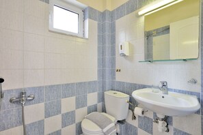 Shower, towels - Katerina Rooms Agioi Apostoloi (Chania)