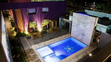 Outdoor pool, pool umbrellas, sun loungers