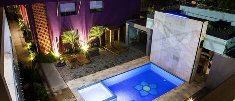 Piscina a l'aire lliure, para-sols i gandules