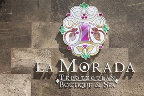 A sign for "LA MORADA Tepotzotlan Boutique & Spa" with a decorative emblem. - La Morada Tepotzotlan Boutique & Spa (Tepotzotlán)