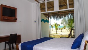 Un dormitorio con una cama, un escritorio y una televisión.