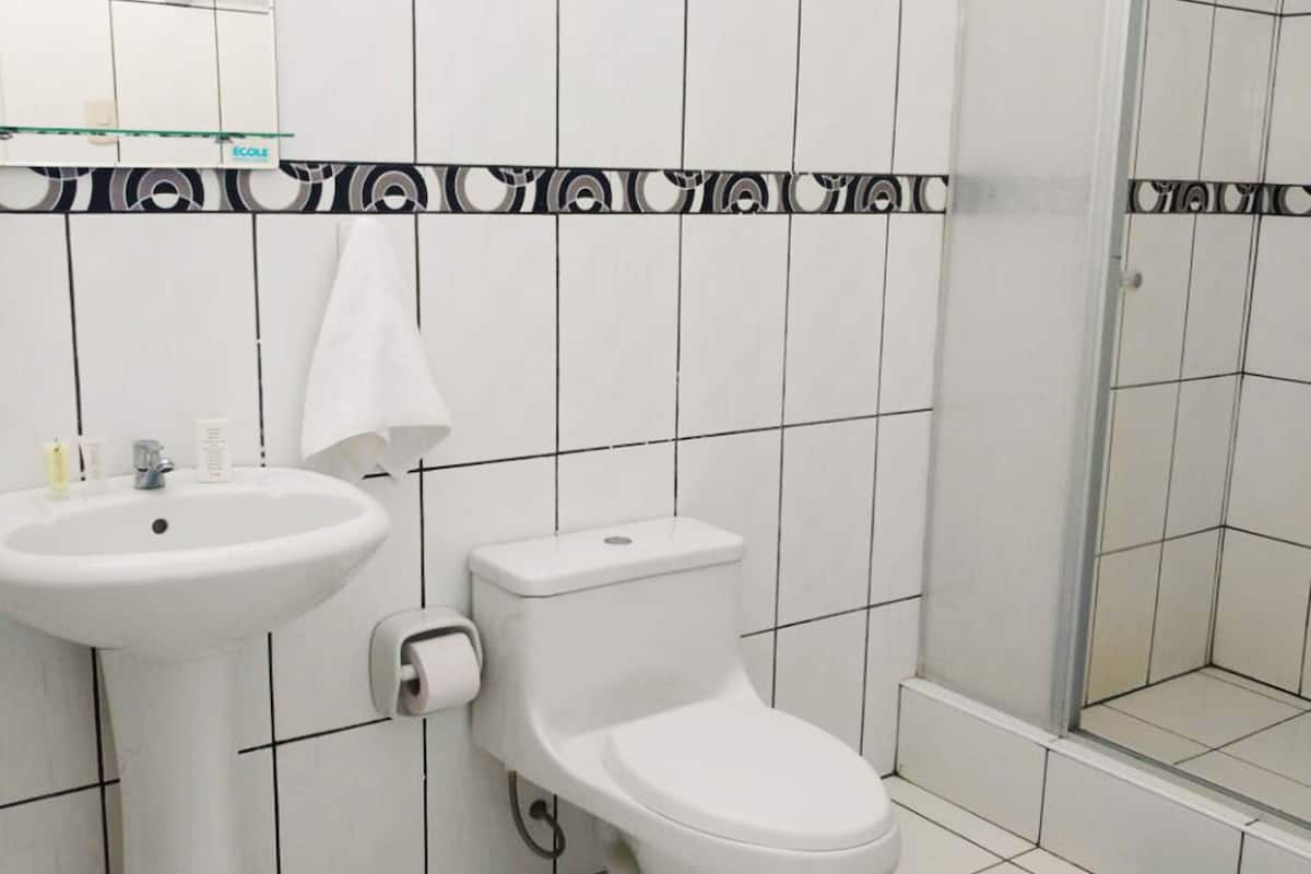 estandar twin patio view | bathroom | shower, free toiletries, hair dryer, towels