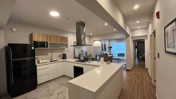 Exclusive Apartment, 3 Bedrooms (601) | Private kitchen | Full-size fridge, microwave, cookware/dishes/utensils