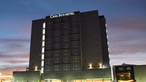 A multi-story hotel with a prominent sign reading "Casa Inn Hotel" at the top. - Hotel Casa Inn Business Irapuato (Irapuato)