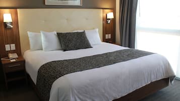 Quarto standard, 1 cama King | Edredons de pluma, frigobar, cofres nos quartos, escrivaninha